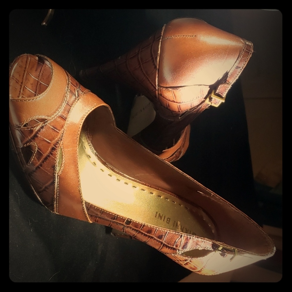 GIANNI BINI HEELS. CROC EMBOSSED